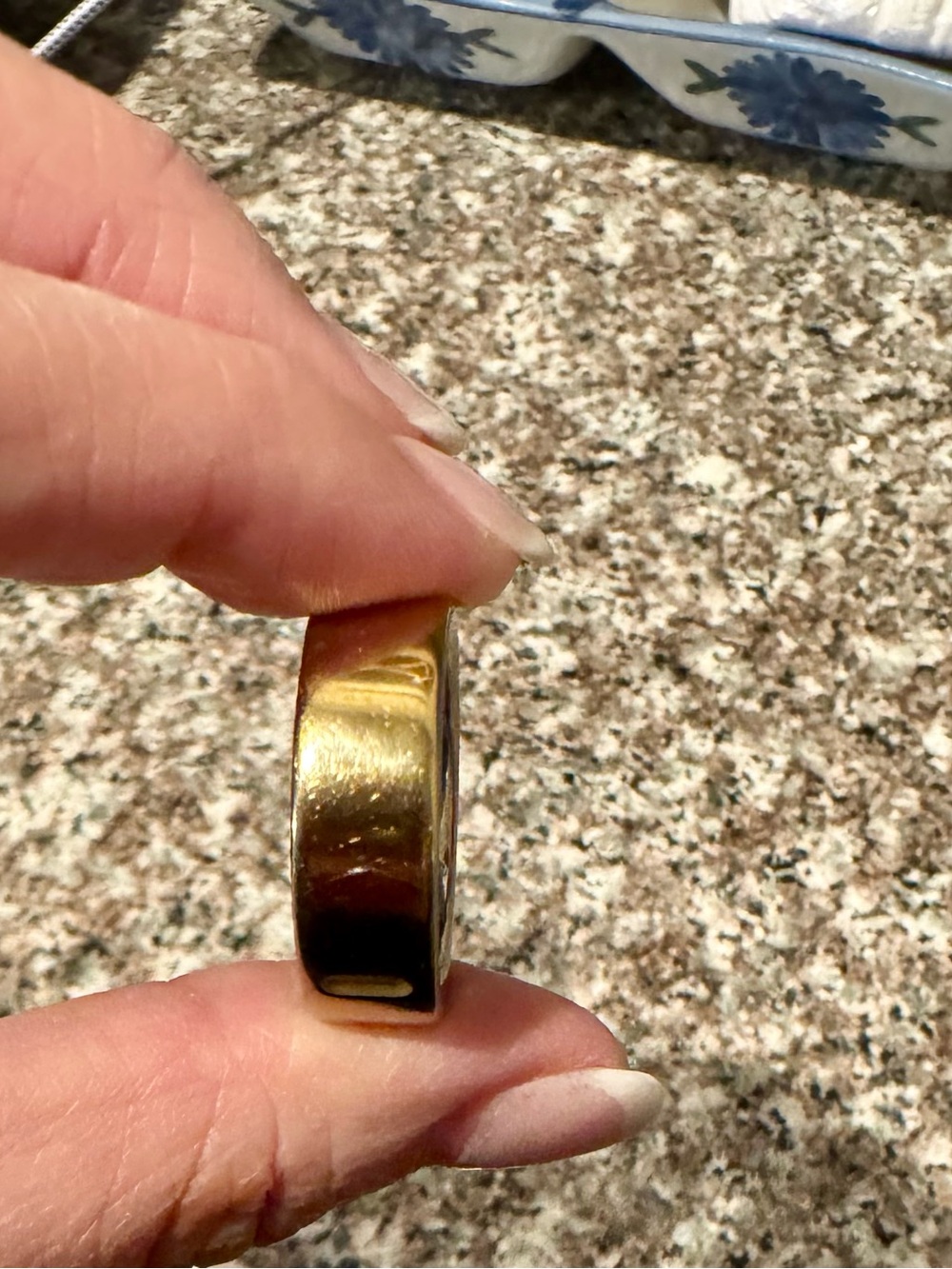 Oura Ring 4 – Gold – Size 11 - Picture 10 of 13